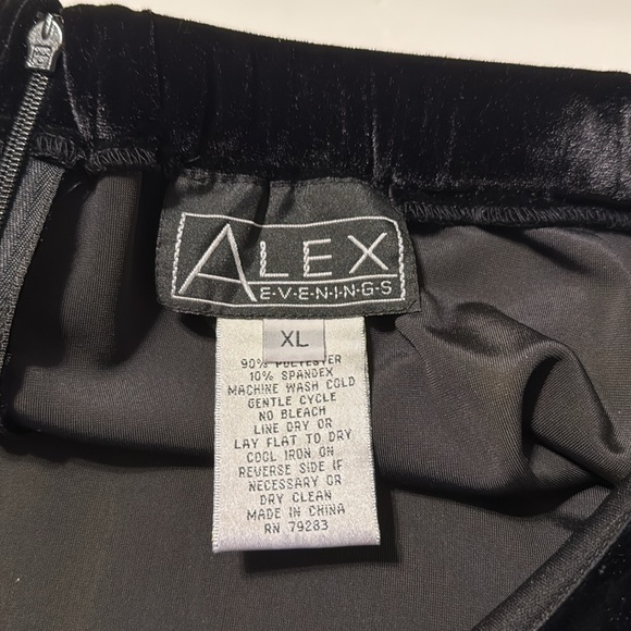 Vintage long black velvet skirt.  XL.  Alex Evenings. - Picture 4 of 4